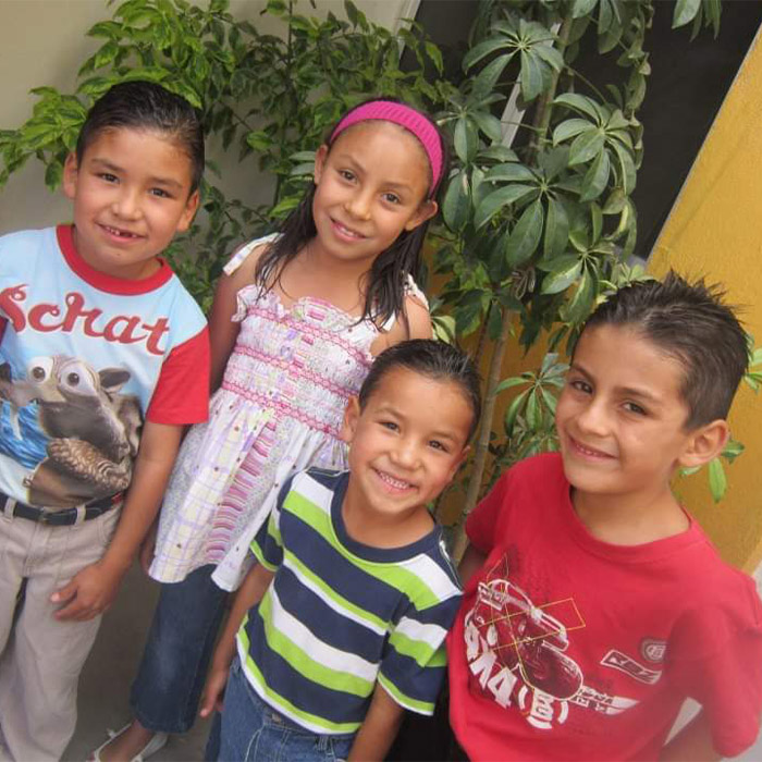 foto niños abrazándose