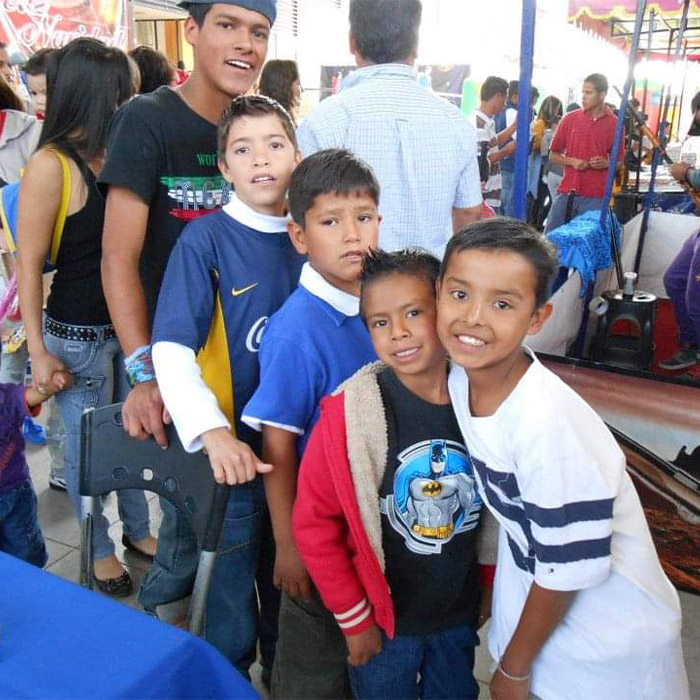 foto niños abrazándose