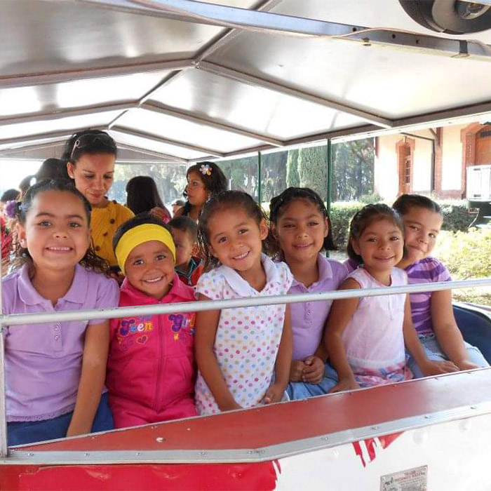 foto niños abrazándose