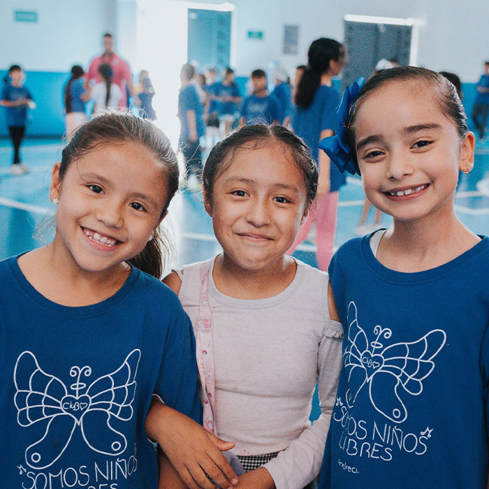 foto niños abrazándose