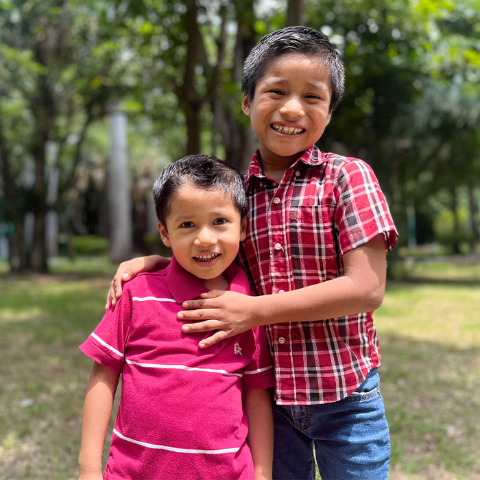 foto niños abrazándose