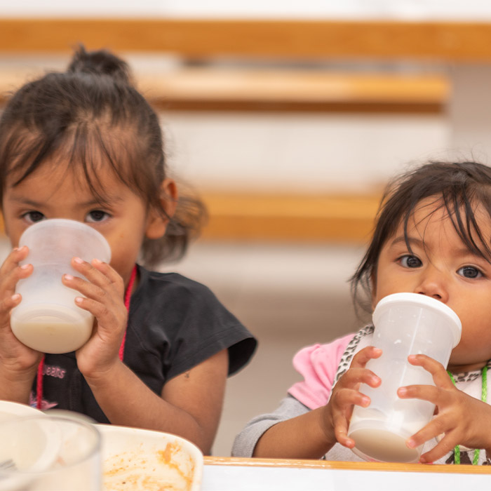 foto niños abrazándose