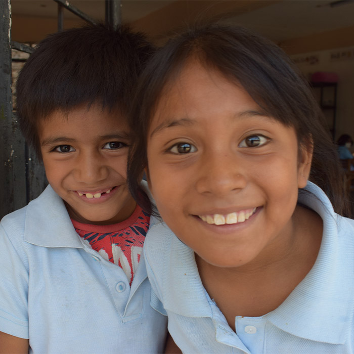 foto niños abrazándose