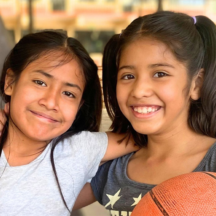 foto niños abrazándose