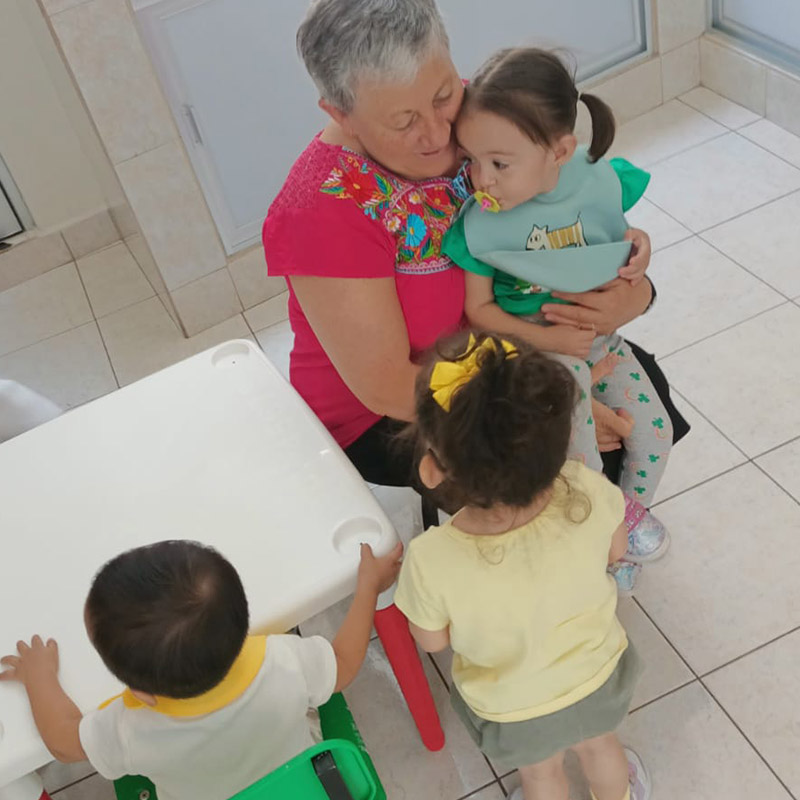 foto mujer cargando niña